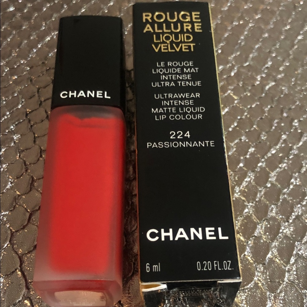 CHANEL Rouge Allure Liquid Velvet 224 Passionnante - Bold Red